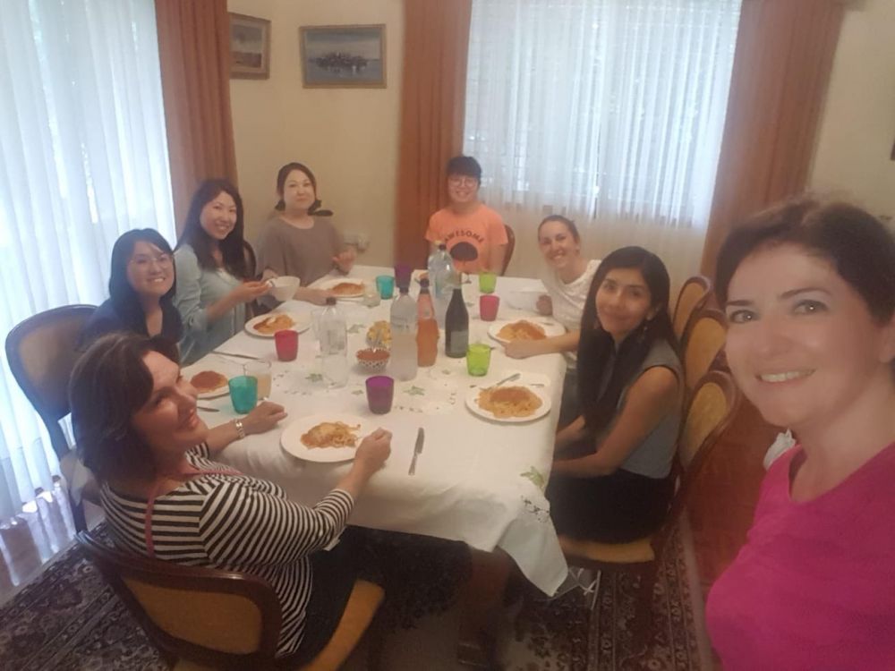 ご本人は、薄緑のトップスの人です。