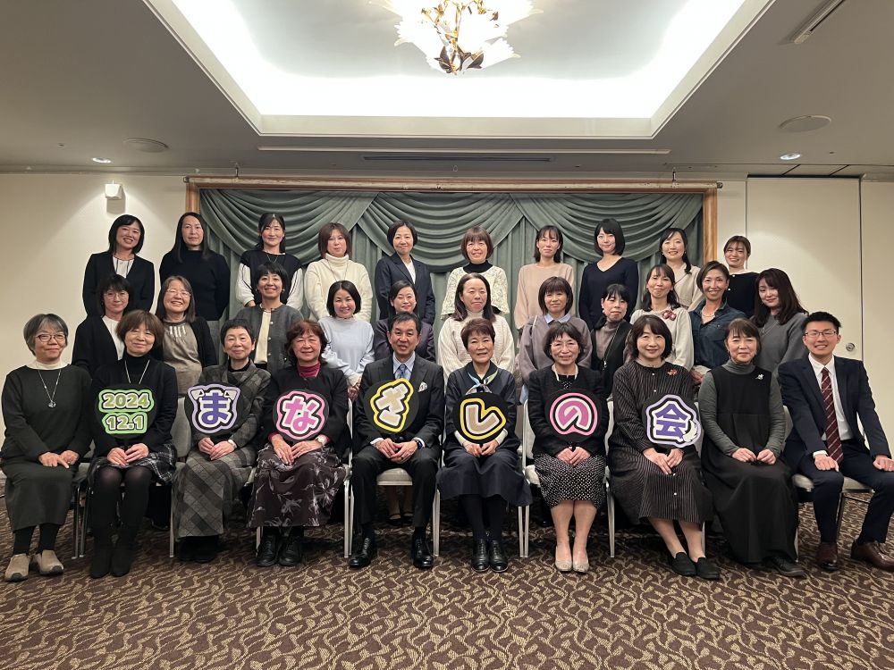 まなざしの会うちわを持って記念撮影